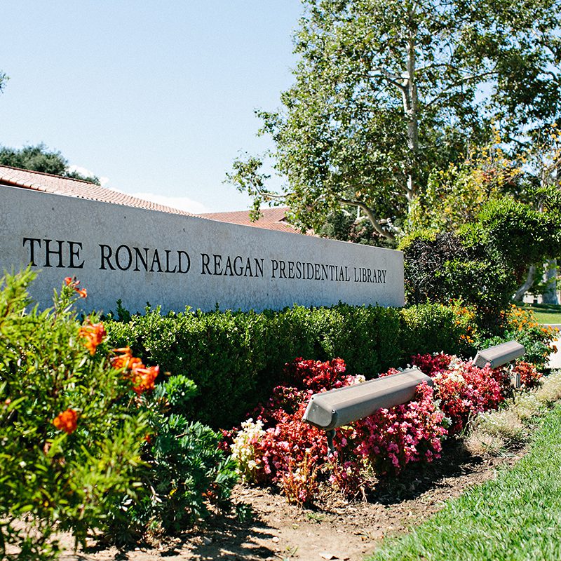 A sign for the ronald reagan presidential library.