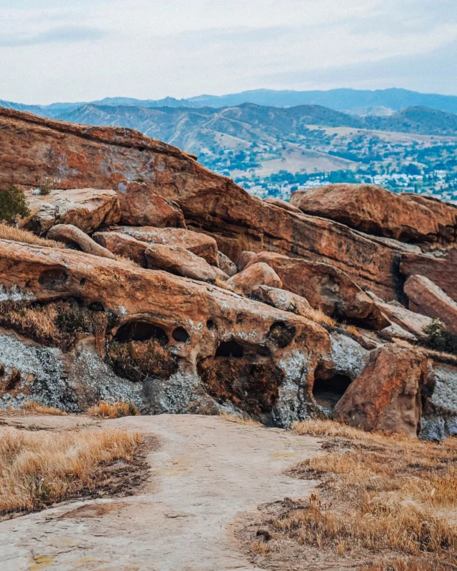 Celebrate the first day of spring by planning a hike in Simi Valley! 🌿Wildflowers, fresh air, and scenic views await. Try these🔻

Hummingbird Creek Trail 
📍2954-2980 Kuehner Dr.

Corriganville Park
📍7001 Smith Rd

Long Canyon Trail
📍630 Kirkside Pl

Comment "HIKE" and we'll DM you a list of Simi Valley’s best hiking trails.

📷@chereneo