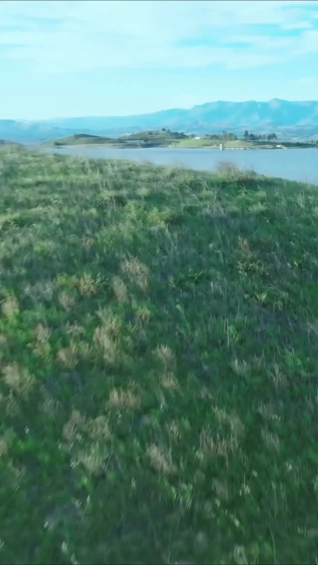The view you didn’t know you needed. 👀

Tucked between Simi Valley and Thousand Oaks, Bard Lake is a quiet, private reservoir between Thousand Oaks and Simi Valley.

For a bird’s-eye view, head to Sunset Hills Trail in Thousand Oaks. The trail offers sweeping overlooks of the reservoir and is a great spot to catch a sunset.🔆

📍Parking is located on Erbes Road, east of the 23 Freeway and north of Sunset Hills Boulevard.